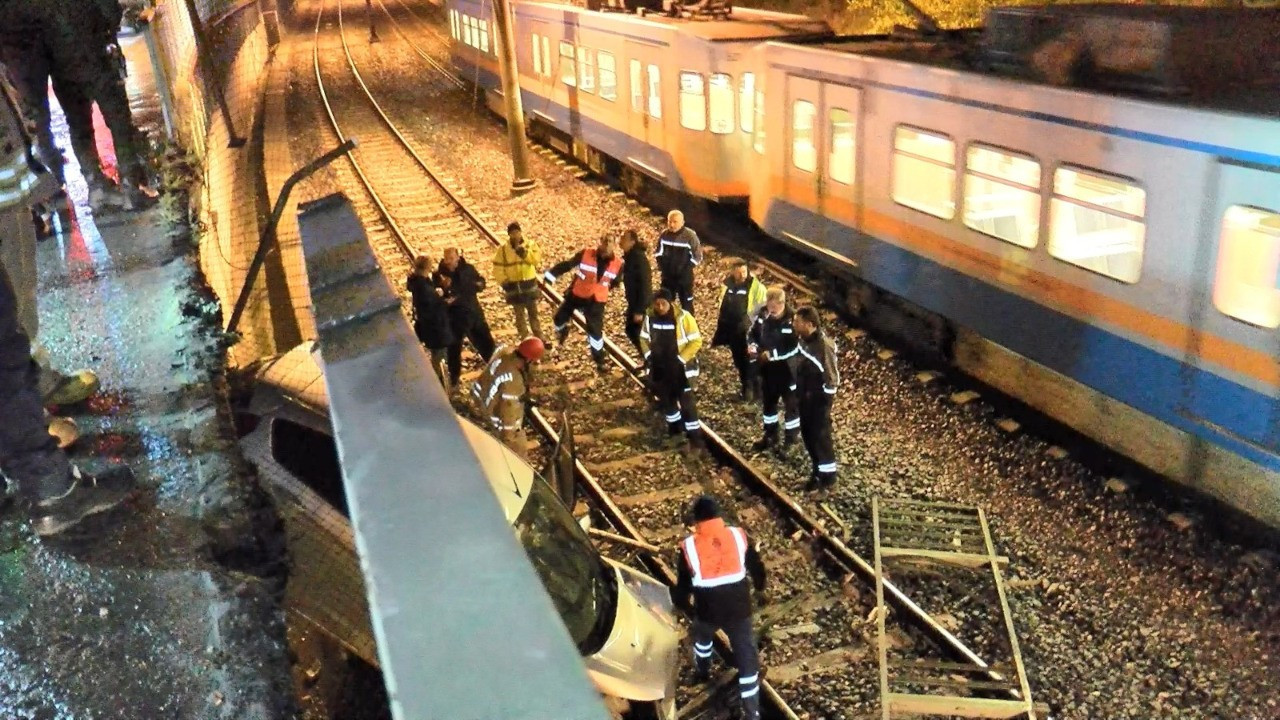 İstanbul'da otomobil metro hattına düştü
