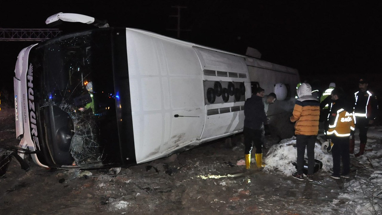 Yozgat'ta yolcu otobüsü devrildi: 1 ölü, 25 yaralı