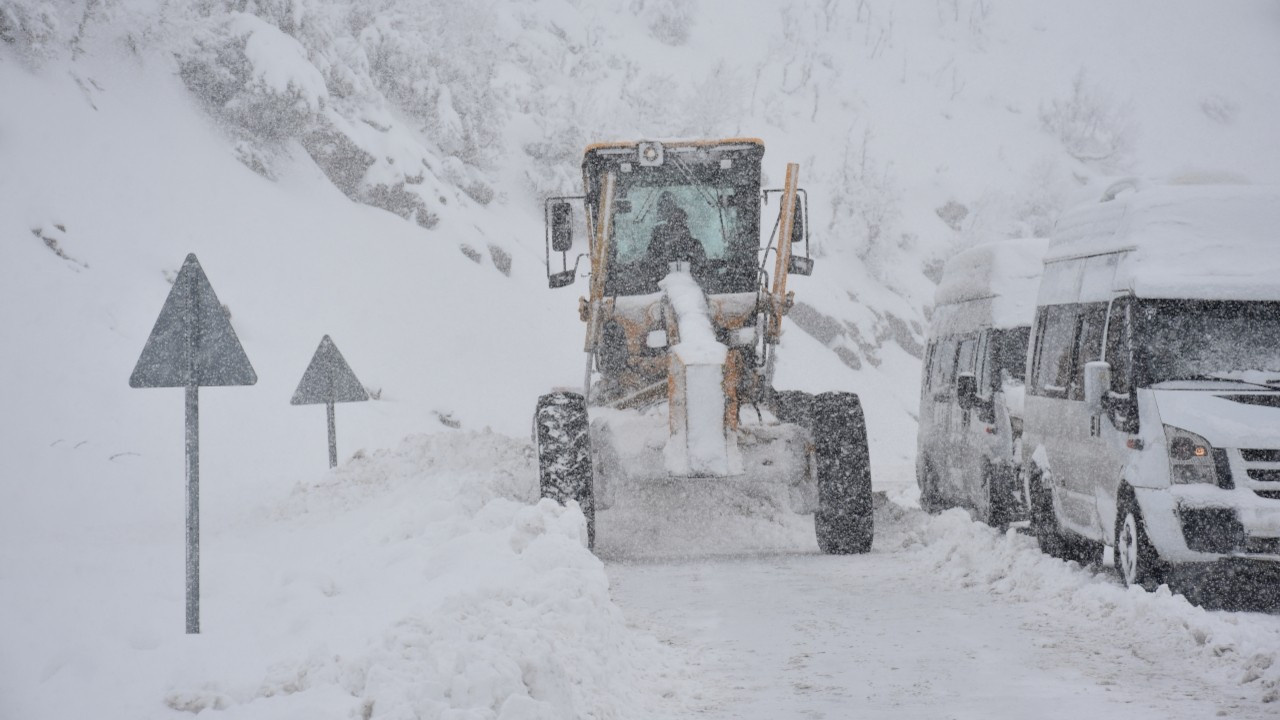 Şırnak'ta yoğun kar yağışı: Araçlar mahsur kaldı