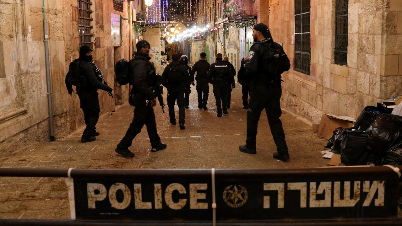 İsrail polisi, Mescid-i Aksa'nın girişinde bir Filistinliyi vurdu