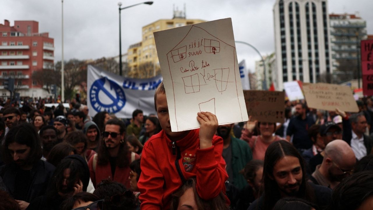 Portekiz'de binler yürüdü: 'Herkesin konut sahibi olma hakkı var'