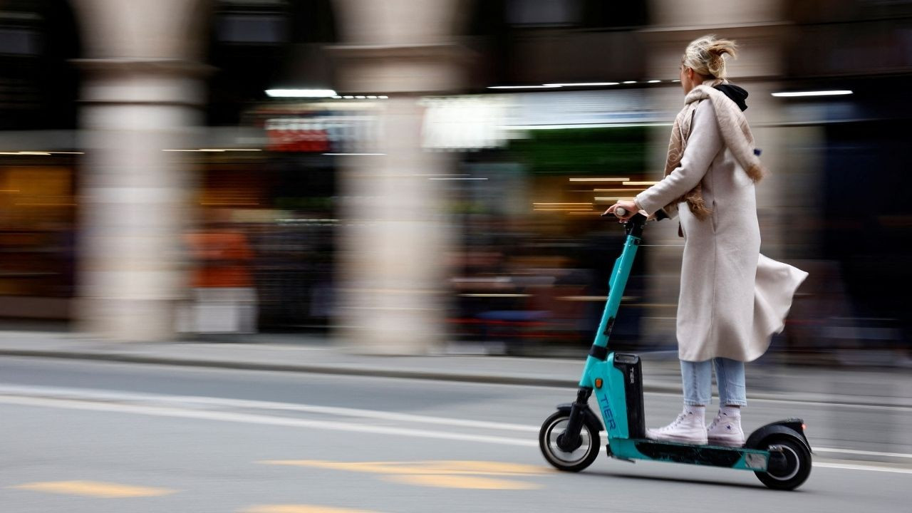 Elektrikli scooter’lar için karar günü: Parisliler sandık başında