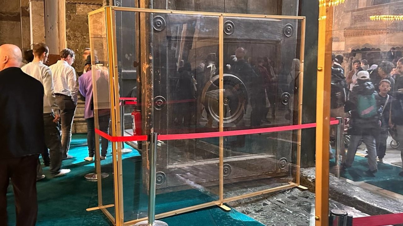 Ayasofya'nın 'İmparatorluk Kapısı'na cam bölmeli koruma