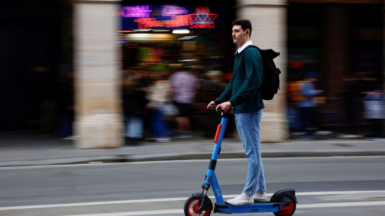 Paris kiralık e-scooter'ları yasaklayan ilk şehir oldu