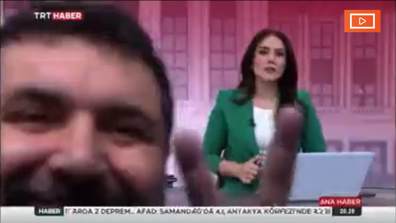 TRT canlı yayınında kadraja girip 'zafer işareti' yaptı