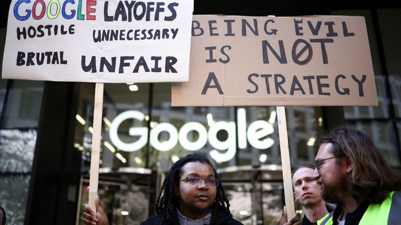 İşten çıkarmaları protesto eden yüzlerce Google çalışanı iş bıraktı