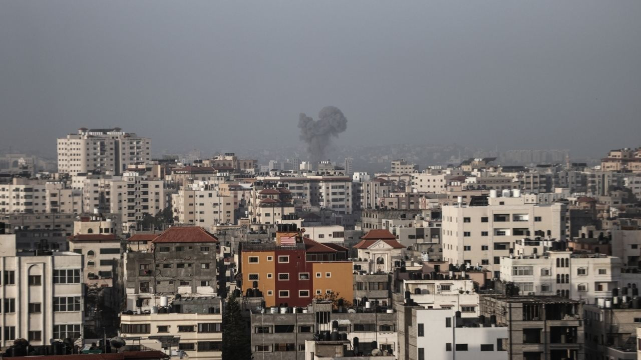 İsrail'den Gazze'ye hava saldırısı, Mescid-i Aksa'ya baskın
