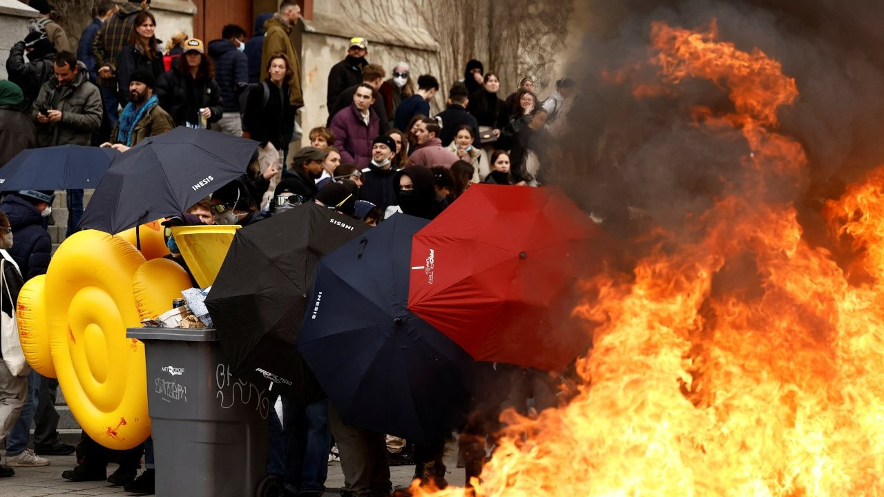 Fransa'da protestocular geri adım atmıyor: Valiliğin elektriği kesildi