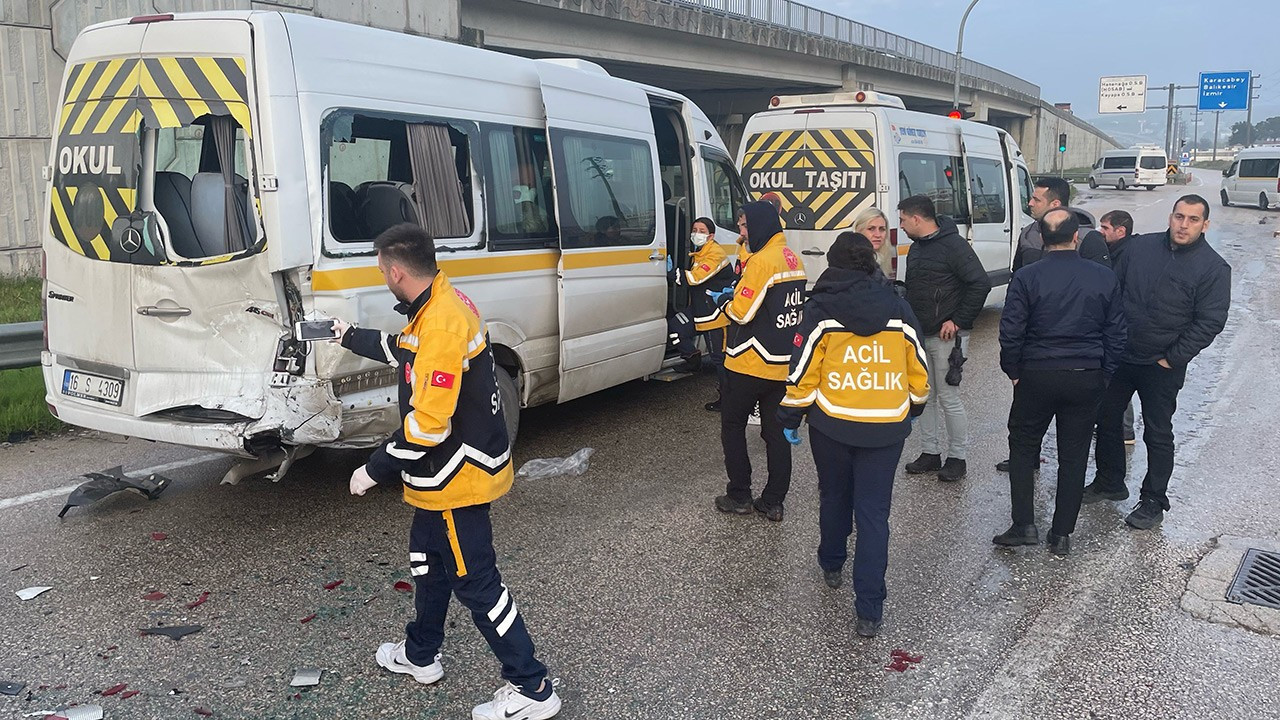 Bursa'da 3 servis minibüsü çarpıştı: 15 yaralı