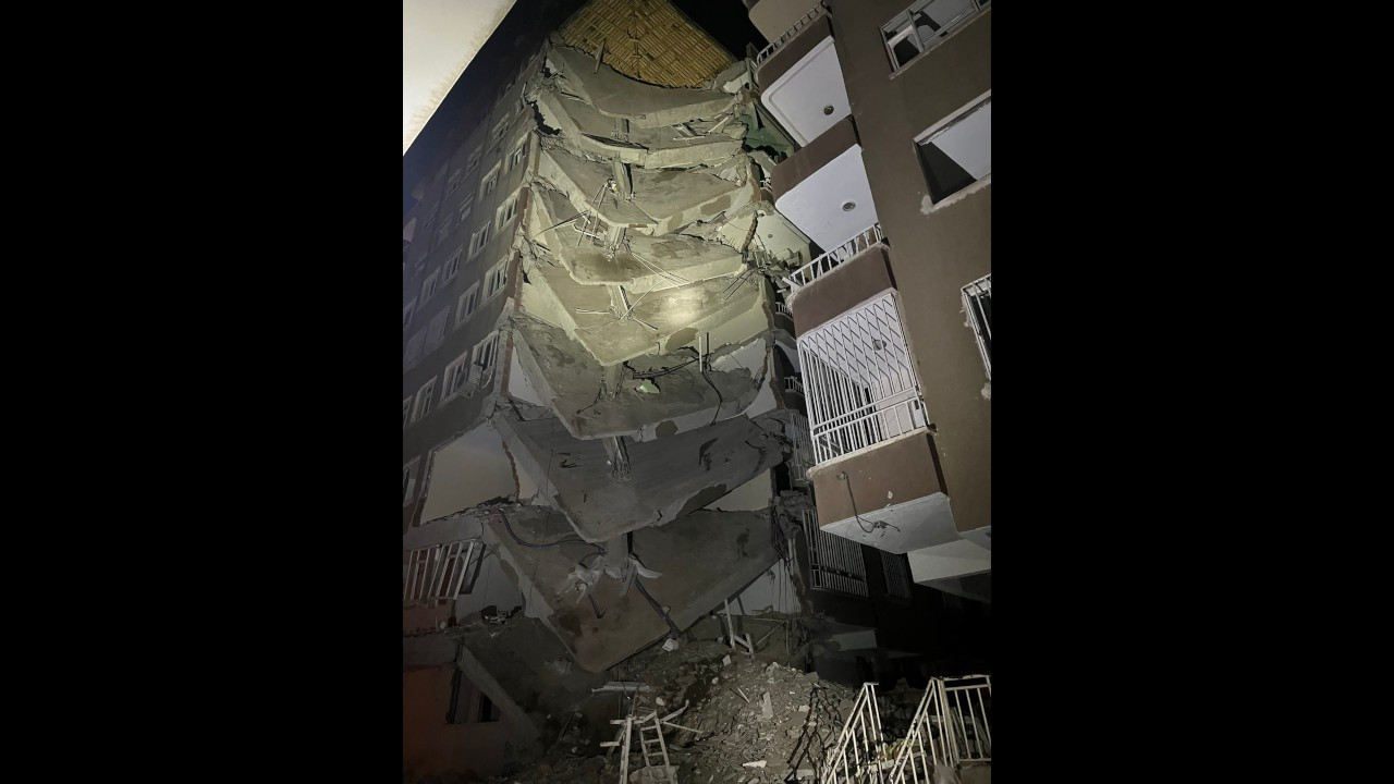 Diyarbakır'da depremlerde ağır hasar gören binanın bir kısmı çöktü