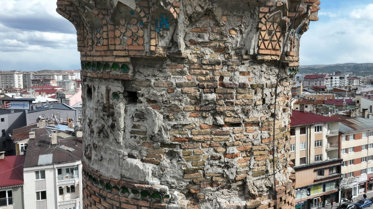 Ulu Cami’nin minaresindeki kufi yazılar restore edilecek