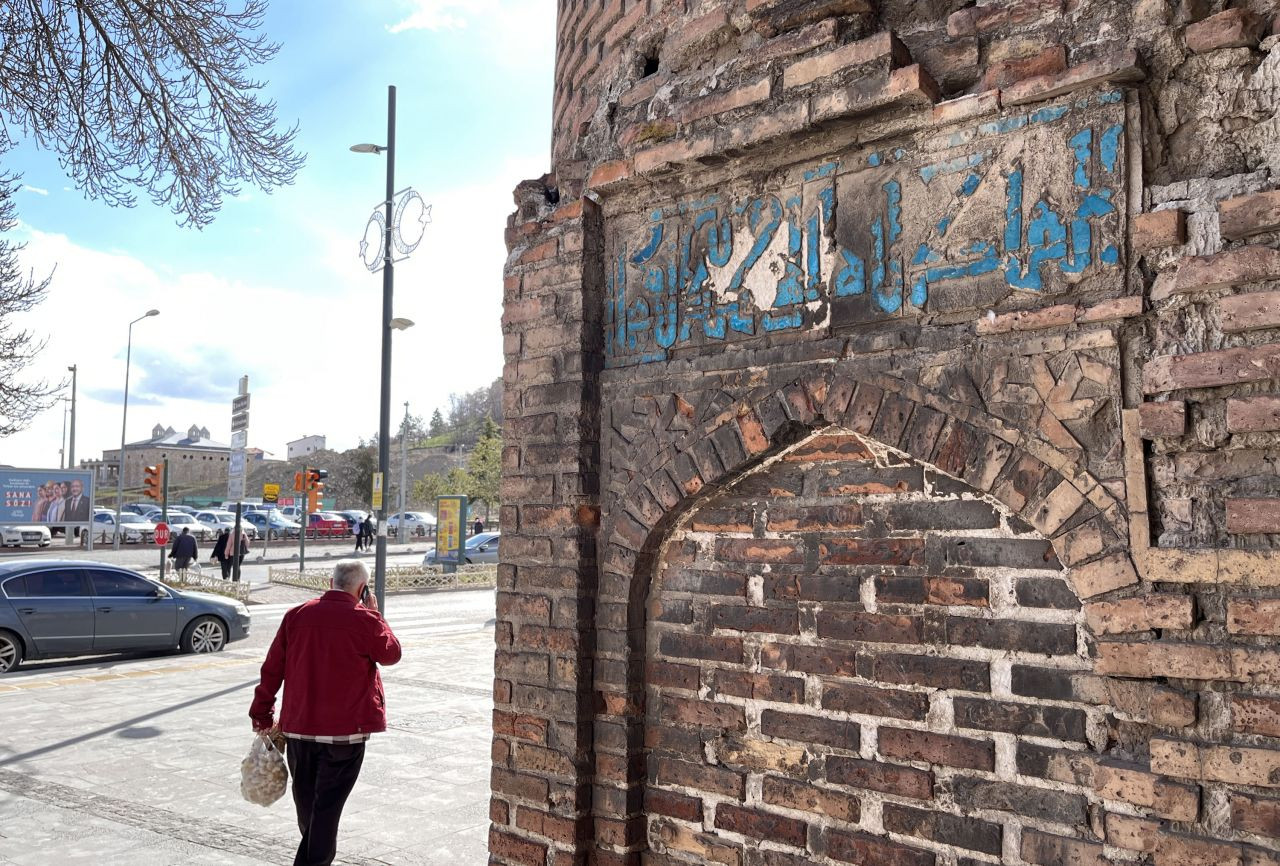 Ulu Cami’nin minaresindeki kufi yazılar restore edilecek - Sayfa 2