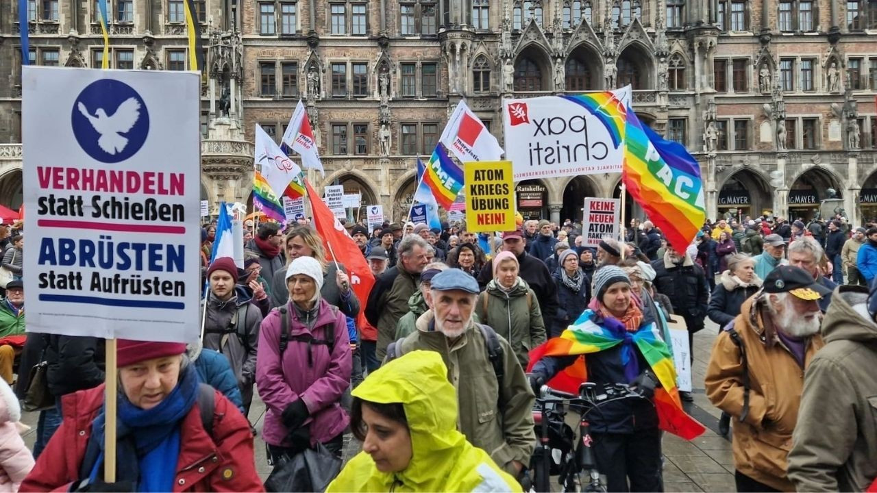 Almanya'da Paskalya gösterileri: Binler savaşa karşı yürüdü