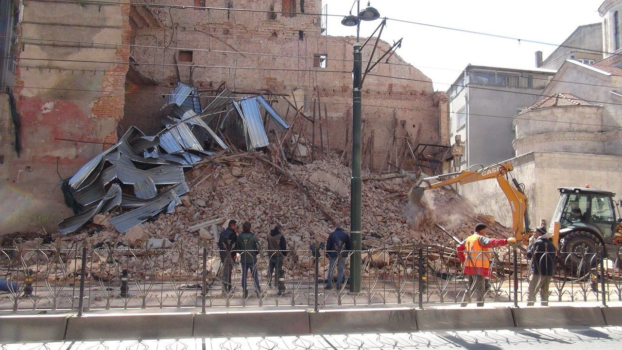 Karaköy’de çöken bina nedeniyle tramvay seferleri 2 gündür yapılamıyor - Sayfa 2