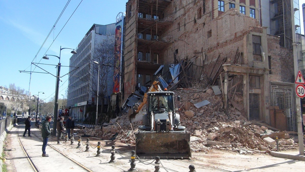 Karaköy’de çöken bina nedeniyle tramvay seferleri 2 gündür yapılamıyor