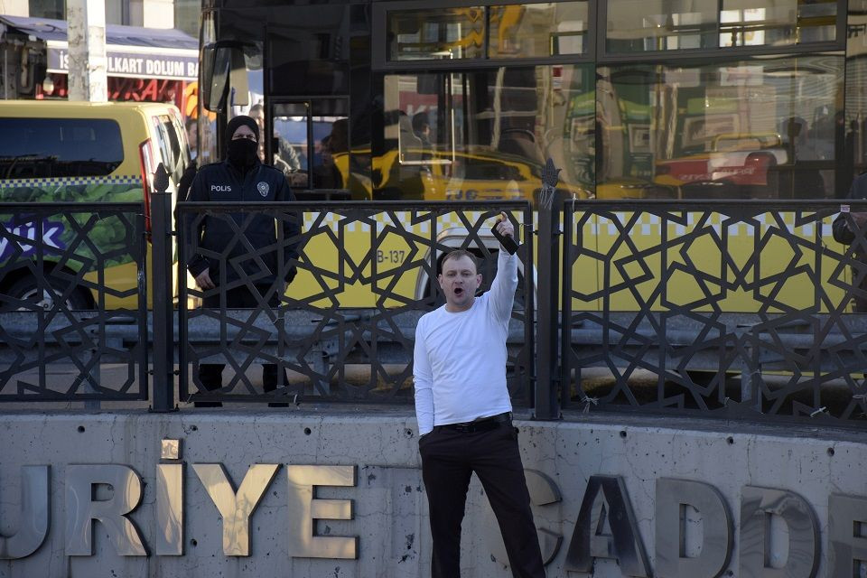 Ukraynalı eski polis Taksim'de 'savaşı durdurun' diyerek intihar girişiminde bulundu - Sayfa 7