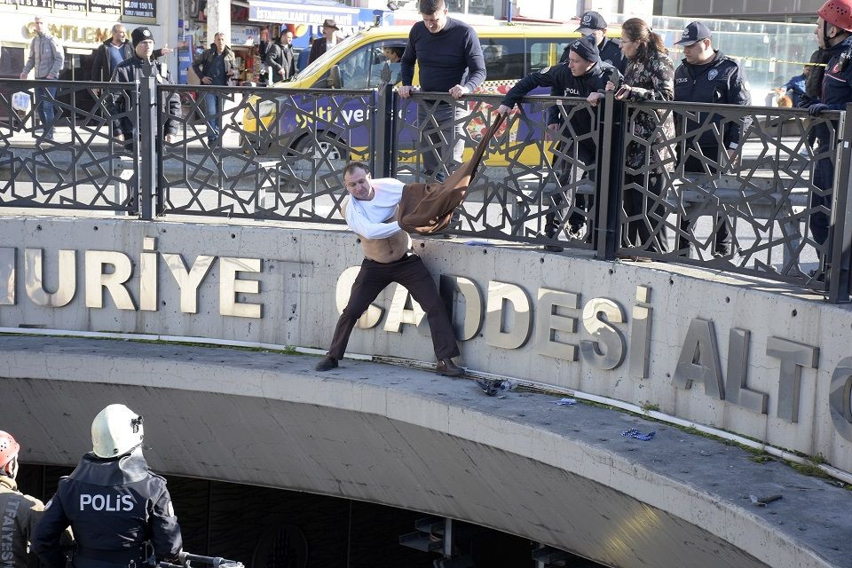 Ukraynalı eski polis Taksim'de 'savaşı durdurun' diyerek intihar girişiminde bulundu - Sayfa 4