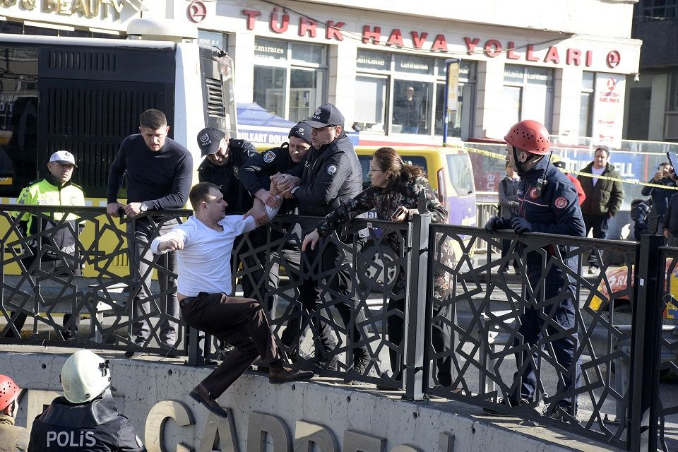 Ukraynalı eski polis Taksim'de 'savaşı durdurun' diyerek intihar girişiminde bulundu - Sayfa 2