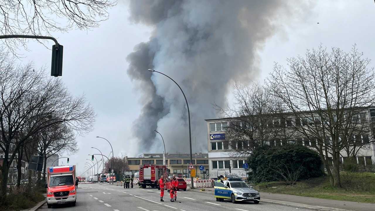 Hamburg'da yangın sonrası 'zehirli partikül' uyarısı: 140 kişi tahliye edildi