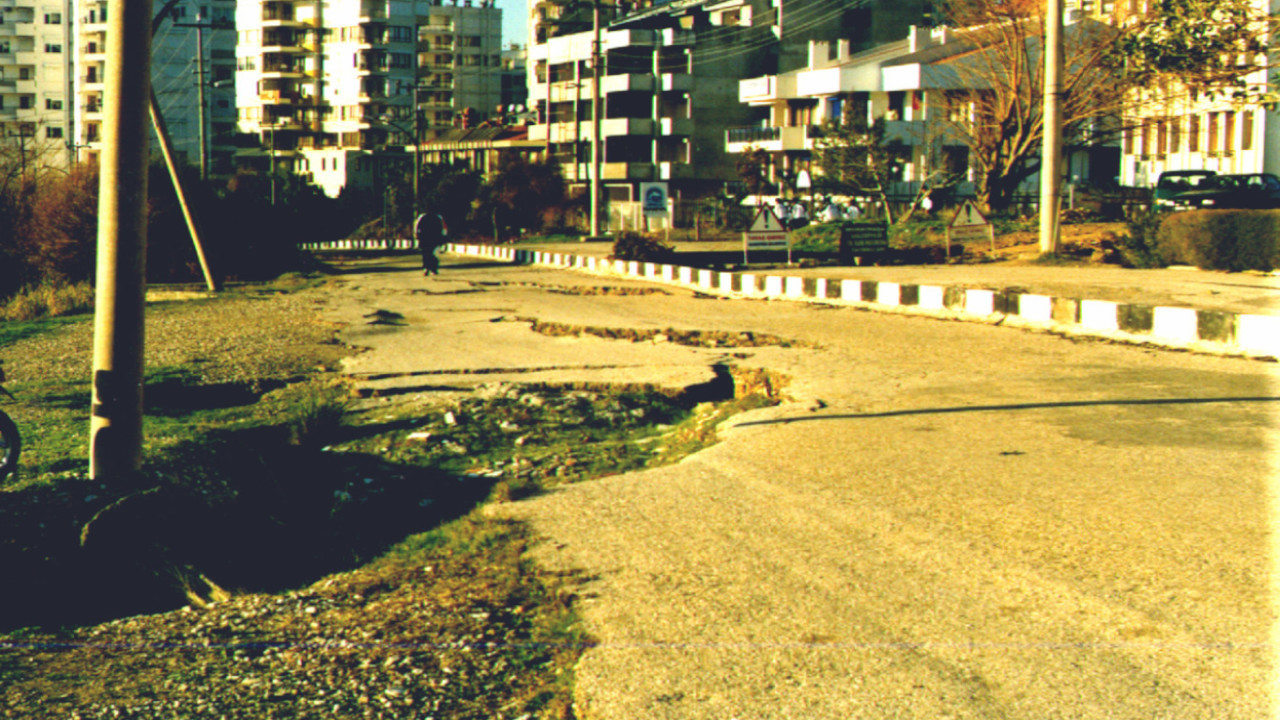 Antalya'da 21 yıl önce çöken yerlerin fotoğrafları ortaya çıktı