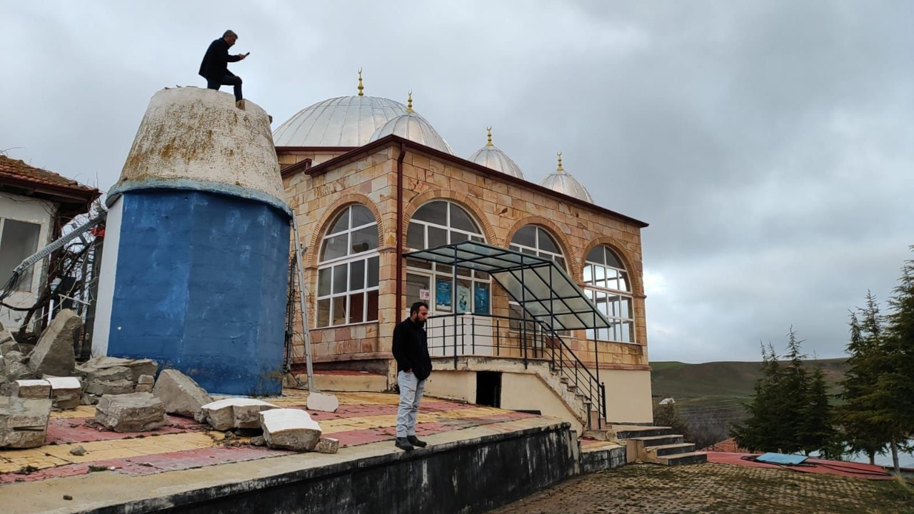 Aksaray'da cami minaresi yıkıldı, imam yaralandı