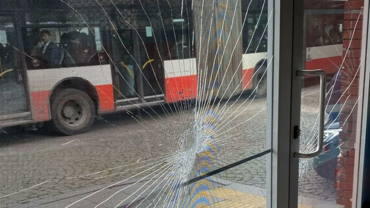 CHP’nin İzmir seçim bürosuna taşlı saldırı