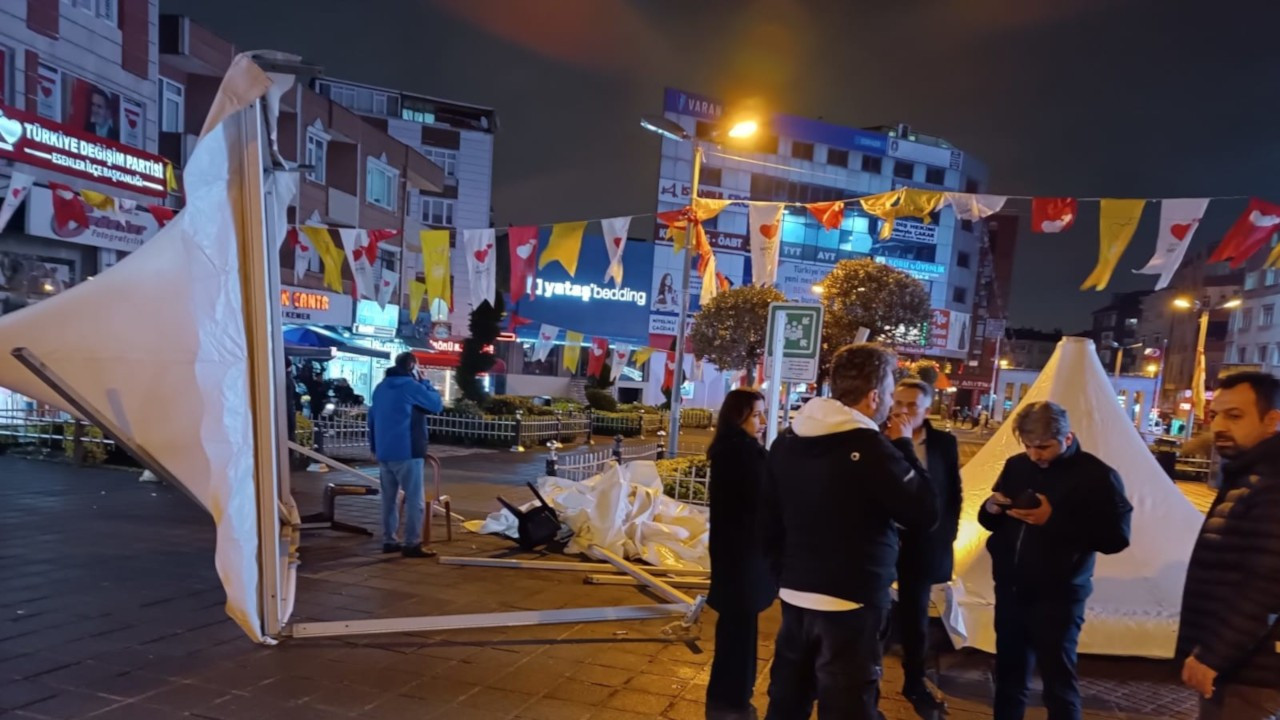 İYİ Parti: Esenler Belediyesi sivil zabıta ekibi standımızı parçaladı