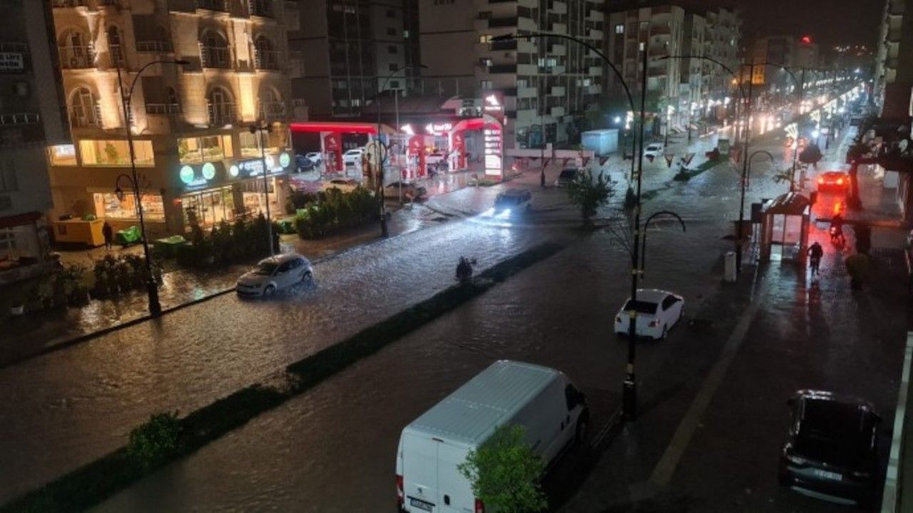 Cizre'de caddeler göle döndü