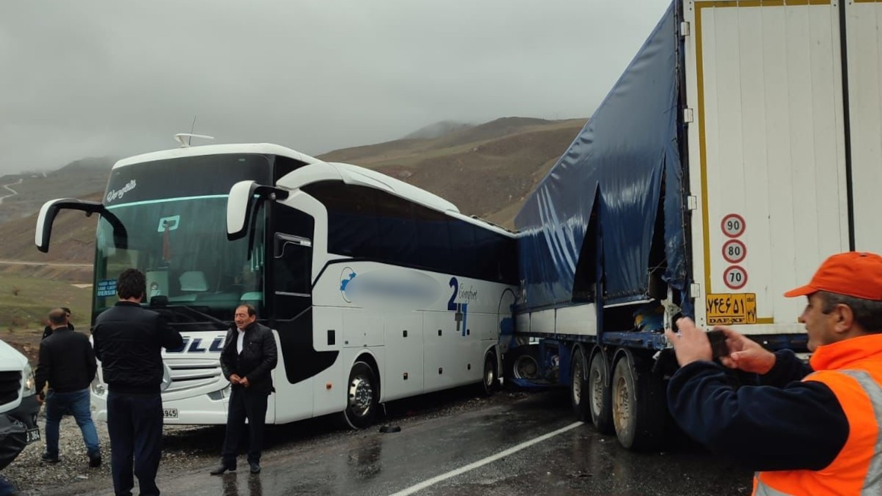 Hakkari'de yolcu otobüsü, TIR ve minibüsle çarpıştı: 3 ölü, 7 yaralı