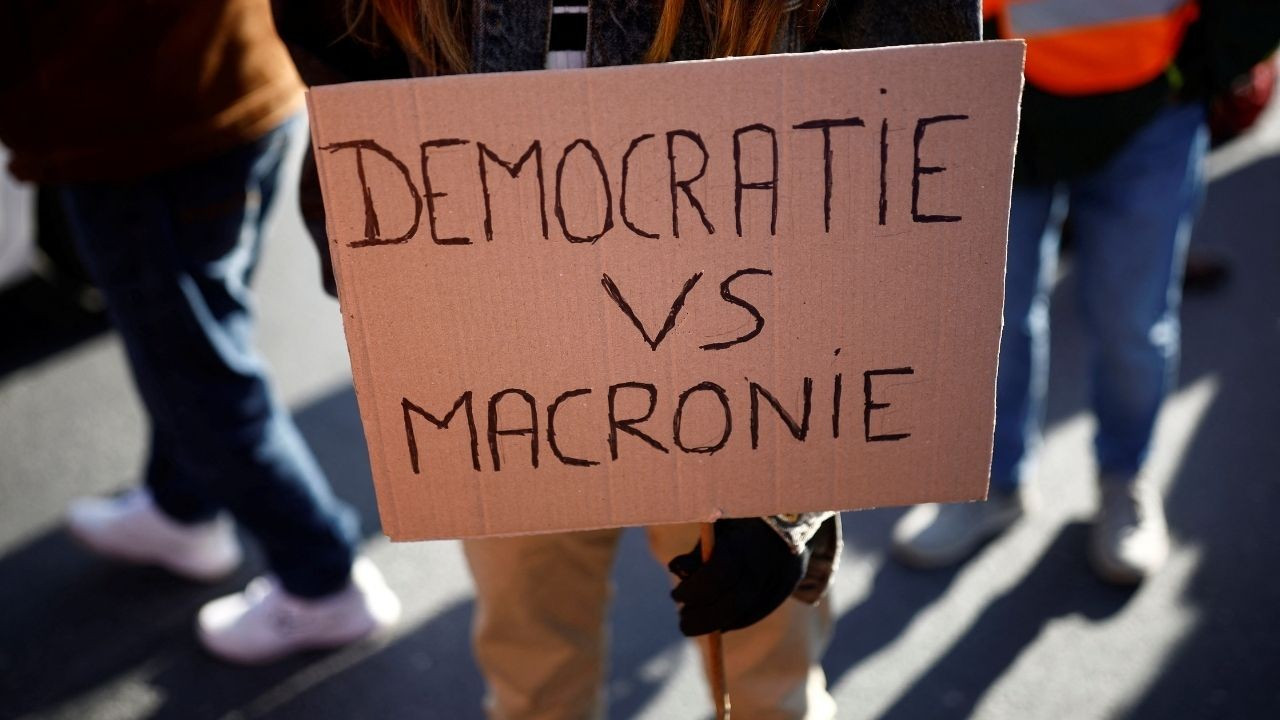 Macron'a Hollanda'da protesto: 'Şiddet ve ikiyüzlülüğün cumhurbaşkanı'