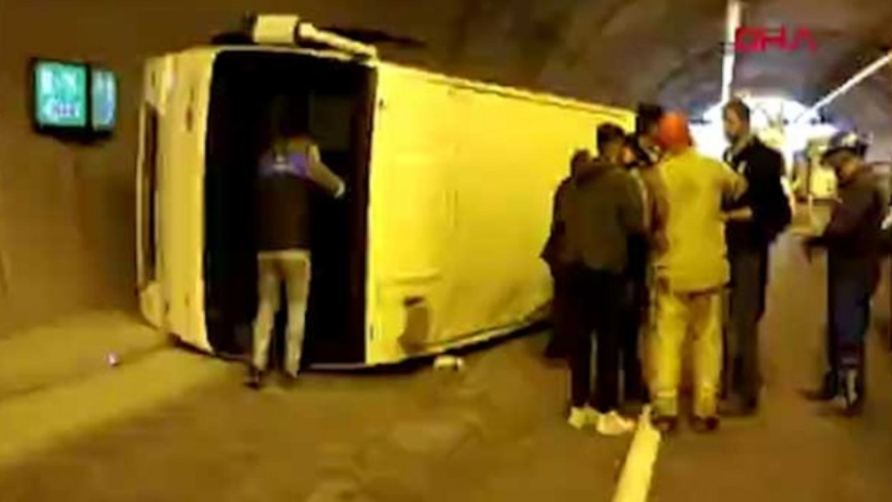 Sultangazi'de adliye çalışanlarını taşıyan servis aracı devrildi: 4 yaralı