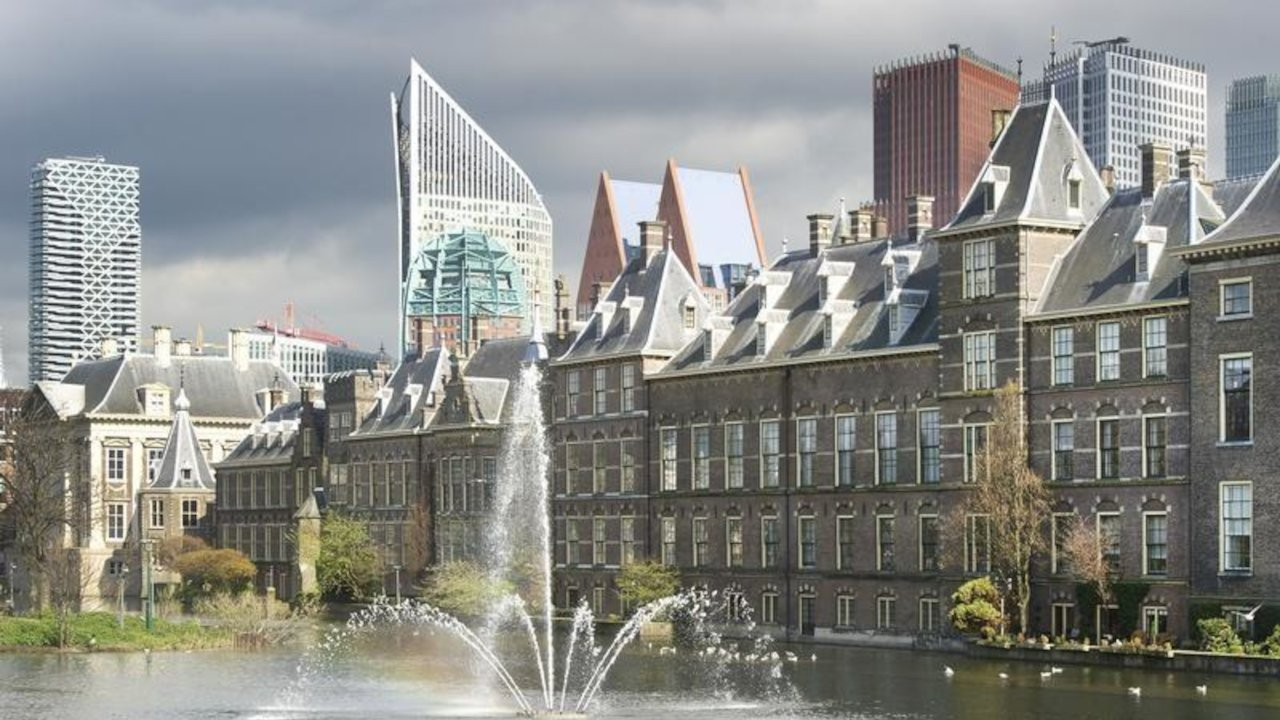 Hollanda'da parlamento binasında 'bomba' paniği: Paketten oyuncak çıktı