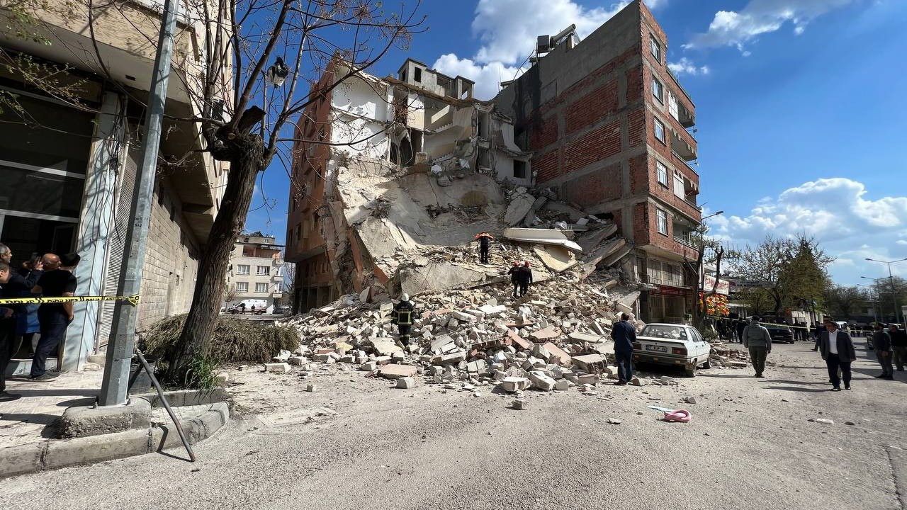 Kilis'te ağır hasarlı 4 katlı bina çöktü