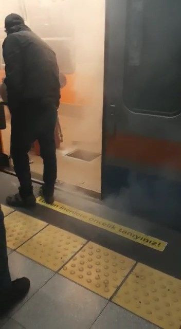 Metroda dumanlar yükseldi, acil durum anonsları yapıldı - Sayfa 2