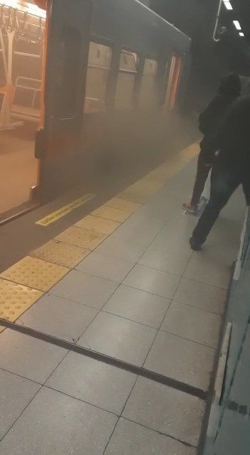 Metroda dumanlar yükseldi, acil durum anonsları yapıldı - Sayfa 1