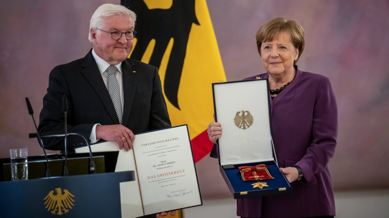 Merkel'e devlet liyakat nişanı: 'Olağanüstü bir siyasetçi'