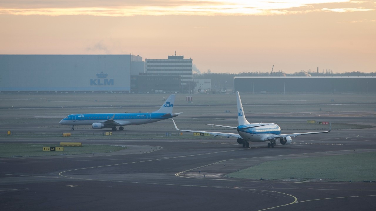 Amsterdam'da yolcu uçağının iniş takımlarında ceset bulundu