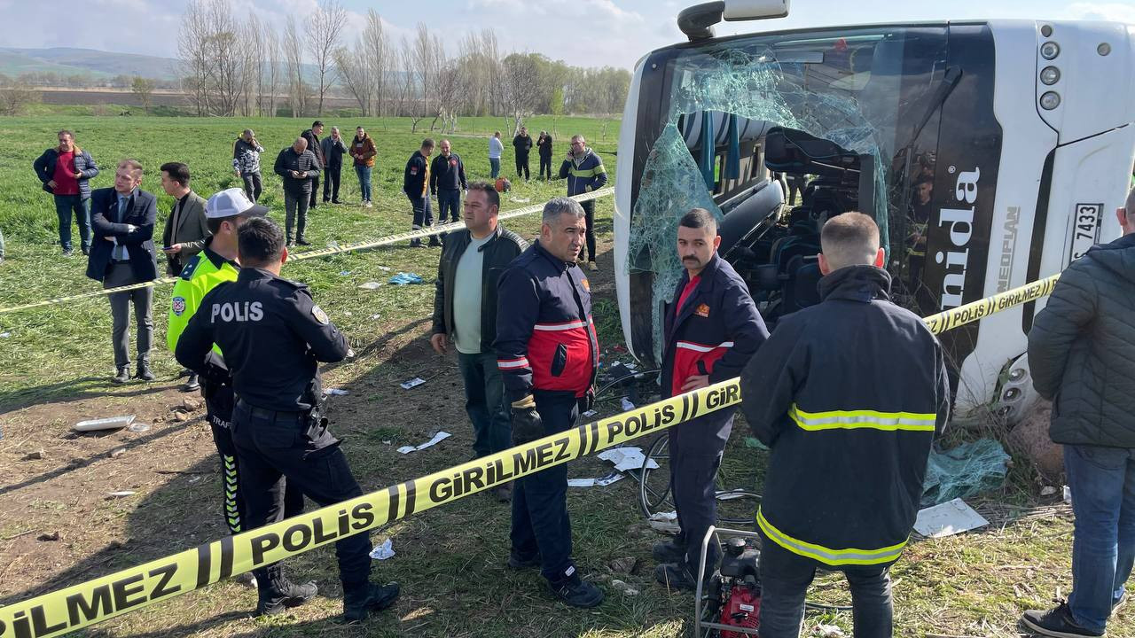 Eskişehir'de işçi servisi devrildi: 3 ölü, 31 yaralı