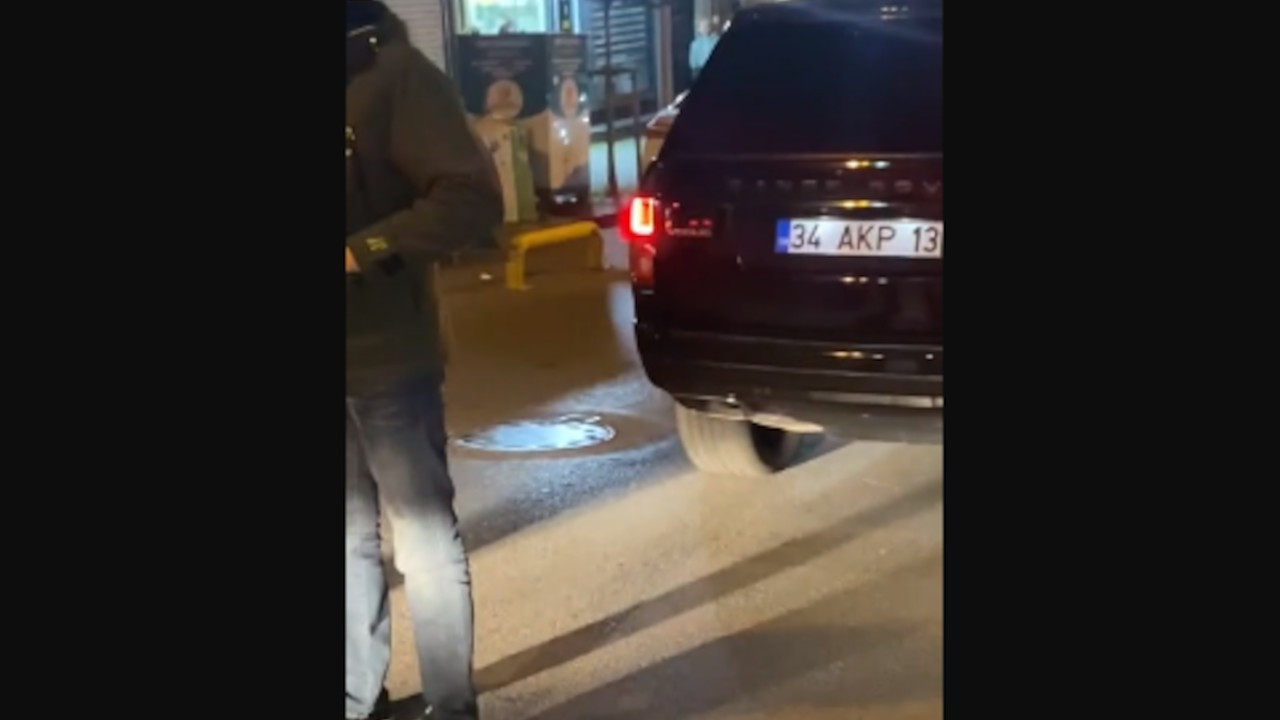 'AKP' plakalı araç taksiciyi tehdit etti, Baş tepki gösterdi