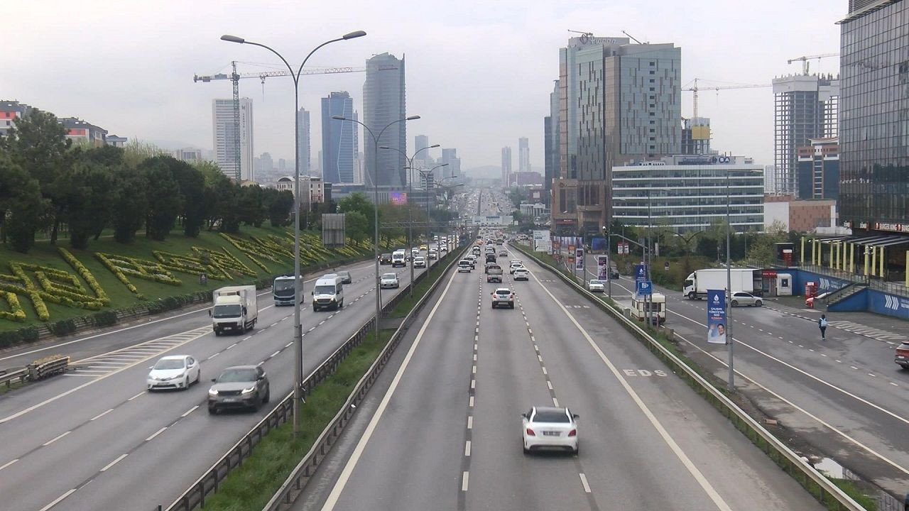 Arefe günü yollar boş kaldı: İstanbul'da trafik yoğunluğu yüzde 8 - Sayfa 1