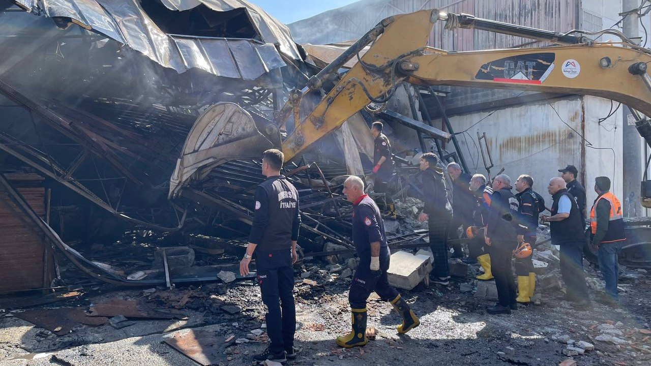 Mobilya fabrikasındaki yangında tavan çöktü: Biri itfaiye eri 4 kişi öldü
