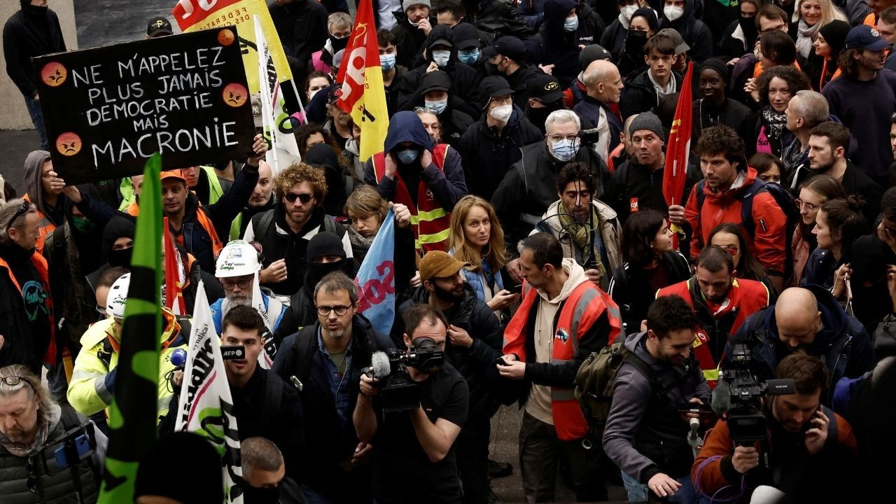 Fransa'da protestocular garları ve borsayı bastı: 'Macron, istifa'