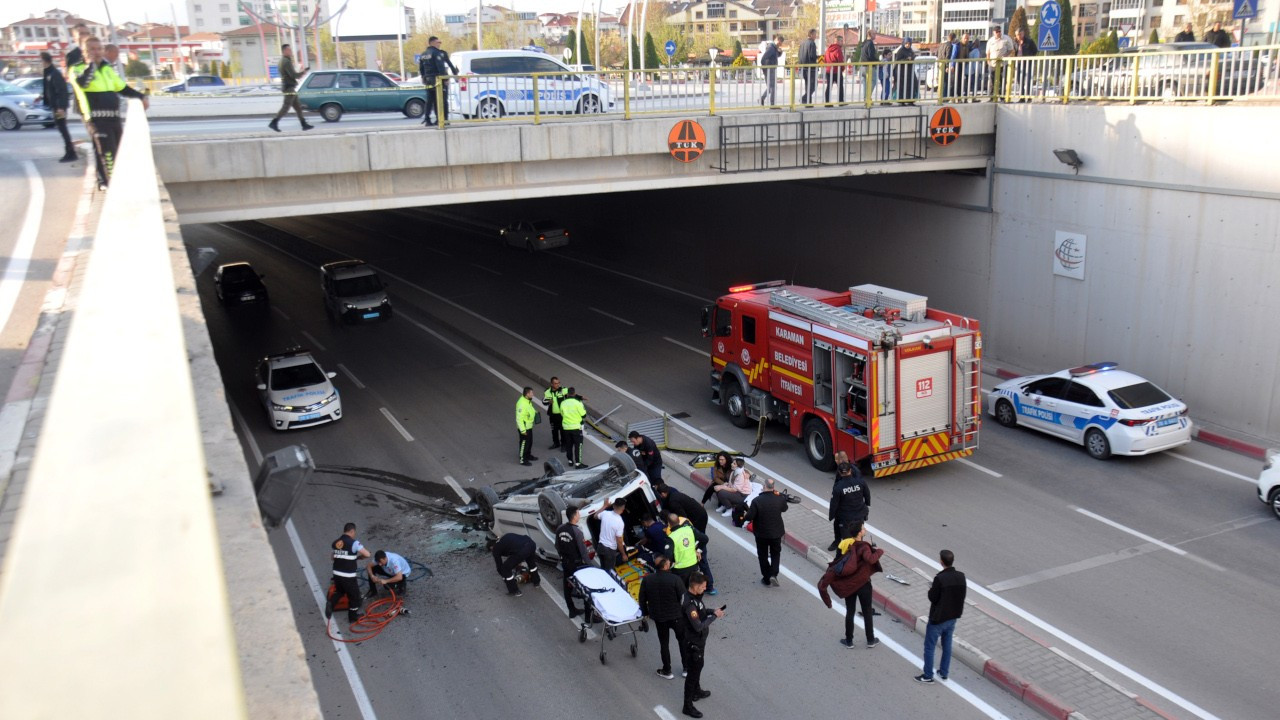 Hafif ticari alt geçitteki otomobilin üzerine düştü: 2 ölü, 1 yaralı