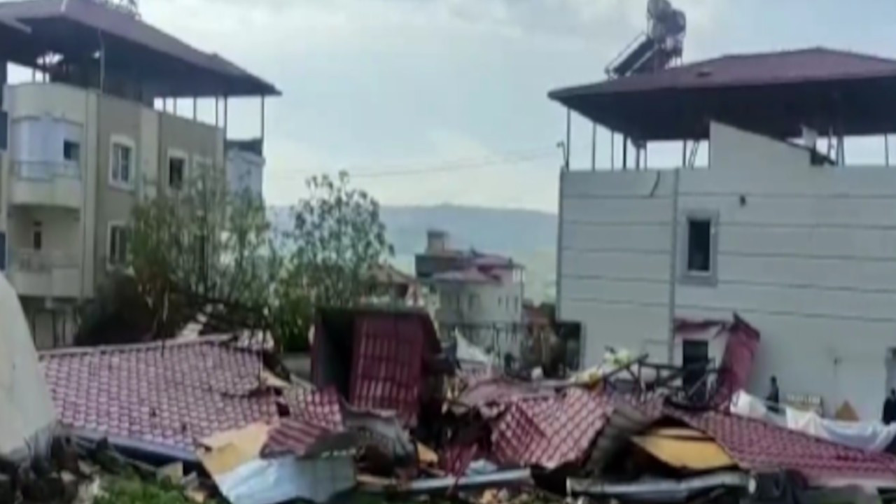 Maraş'ta çatıdaki parçalar çadırların üstüne düştü: En az 1 ölü