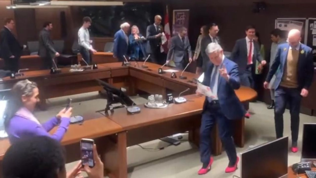 Erkek politikacılar parlamentoda topuklu ayakkabı giydi
