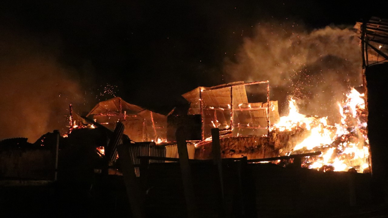 Bayburt'ta yangın: 3 ev, 6 ahır, 4 samanlık kullanılamaz hale geldi