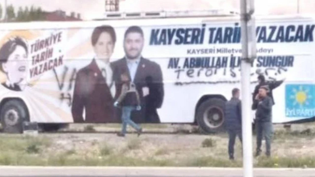 İYİ Parti seçim otobüsüne sprey boyayla yazı yazıldı