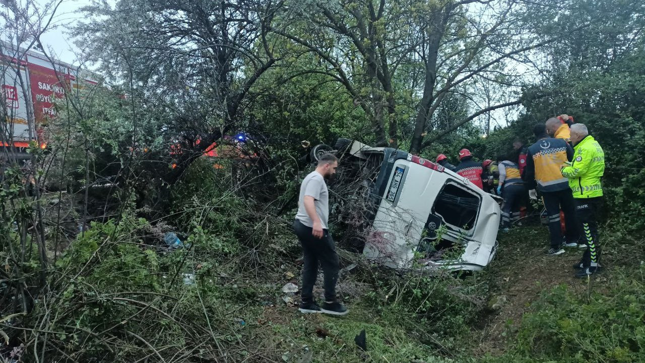 Servis minibüsü kaza yaptı: 13 yaralı