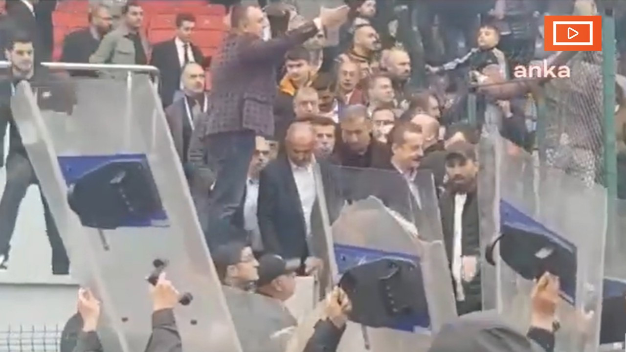 Hopaspor taraftarı protesto etti, AK Partili Çelik tribünü terk etti