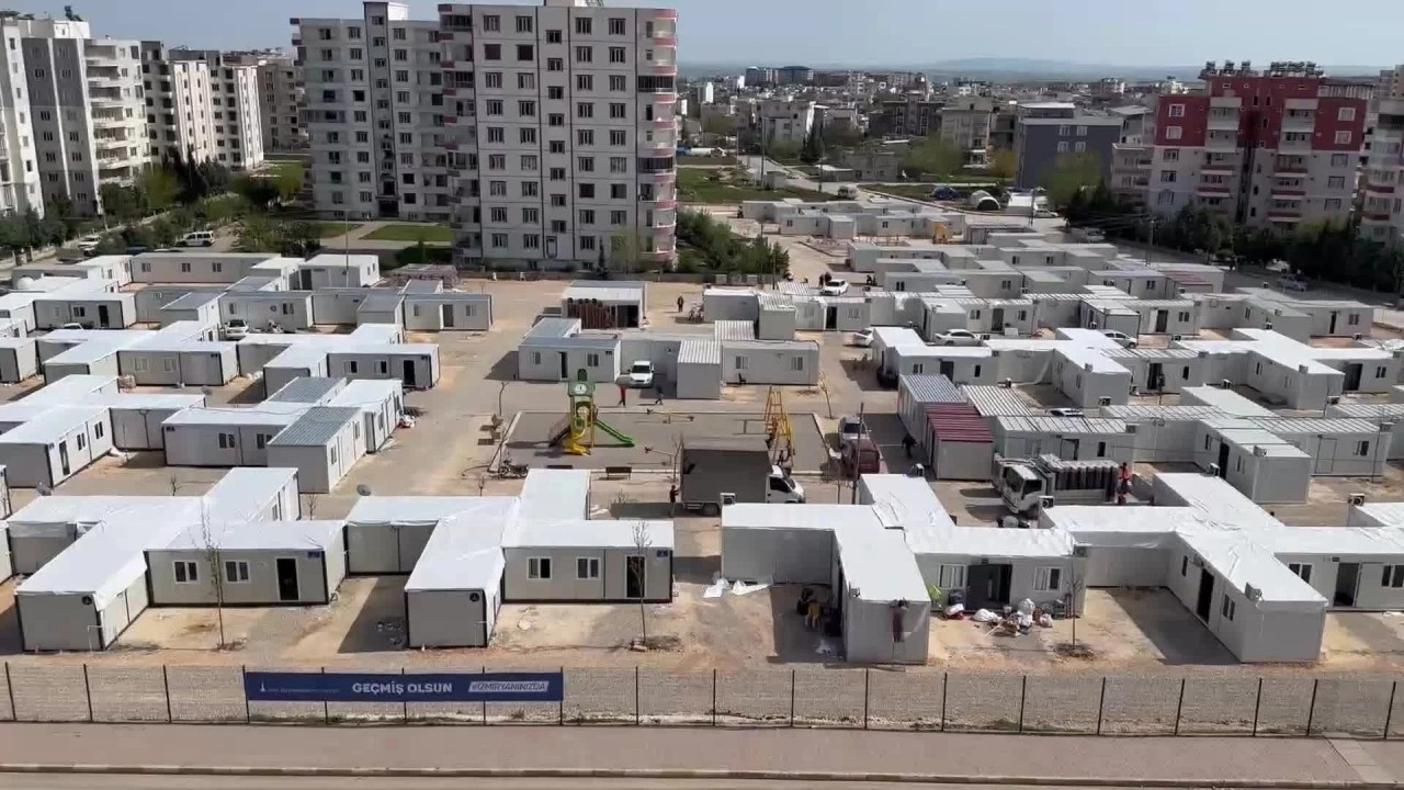 İzmir Büyükşehir Belediyesi'nden Adıyaman'da 700 kişilik konteyner kent